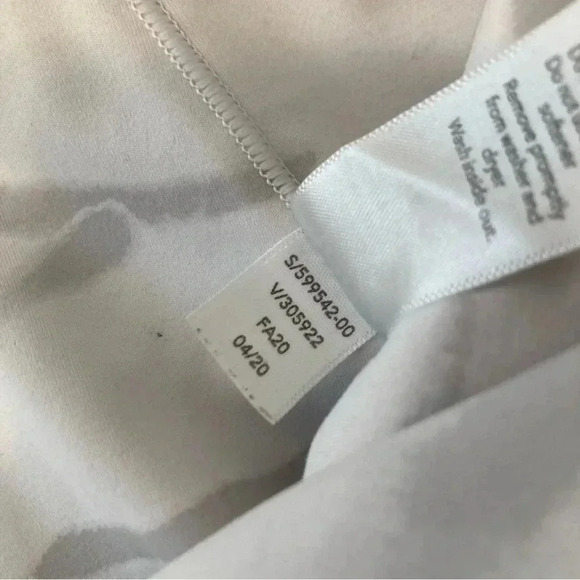 ATHLETA Salutation Stash Gray Zebra Stripe 7/8 Tight Leggings Size Large - Picture 8 of 13